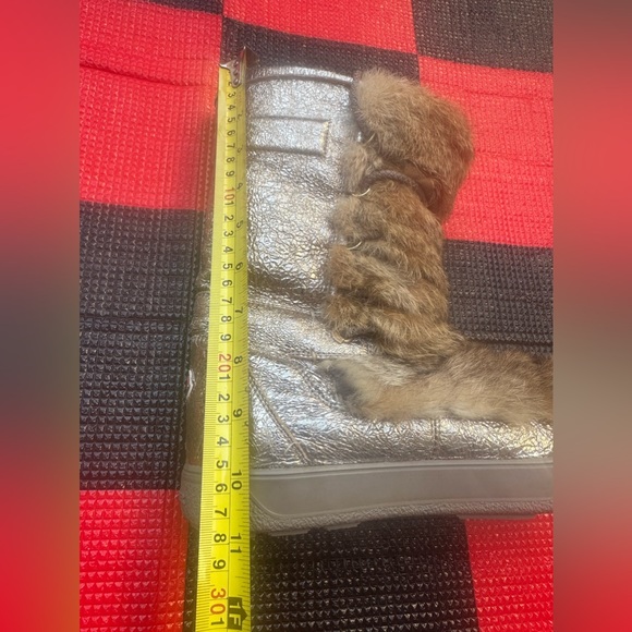 MONCLER Laced up Fur Boots in Gold size 6 (EU 36)
Made in Italy - Picture 13 of 15